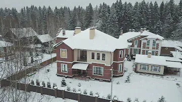 Современный качественный дом из кирпича с баней у леса в поселке Шатры