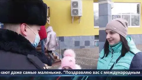 Участковые Октябрьского района Рязани поздравили женщин цветами