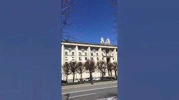 Жилой дом для военных моряков, сверху скульптурная группа Матрос и Кораблестроитель #russia