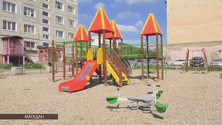 В Магадане устанавливают детские игровые комплексы