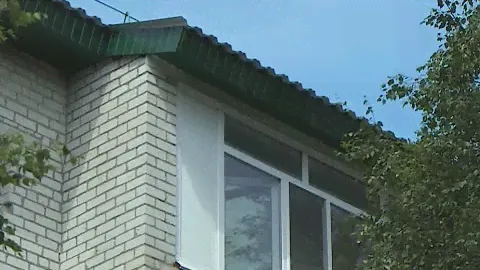 Жильцы многоэтажки в Белом Яре пожаловались на качество капремонта кровли