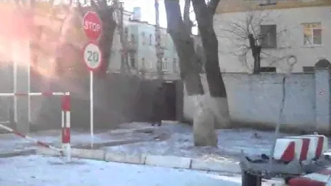 В Военном городке Липецка разбивают заваренные двери
