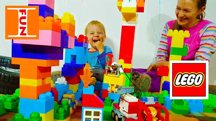 Играем с пожарной машиной ЛЕГО ДУПЛО LEGO DUPLO Тушим пожар в городке из конструктора