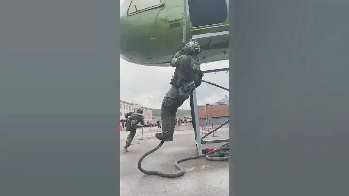 Неправильный спуск vs правильный спуск #вертолет #helicopter #канат #тренажер #спуск #tactical