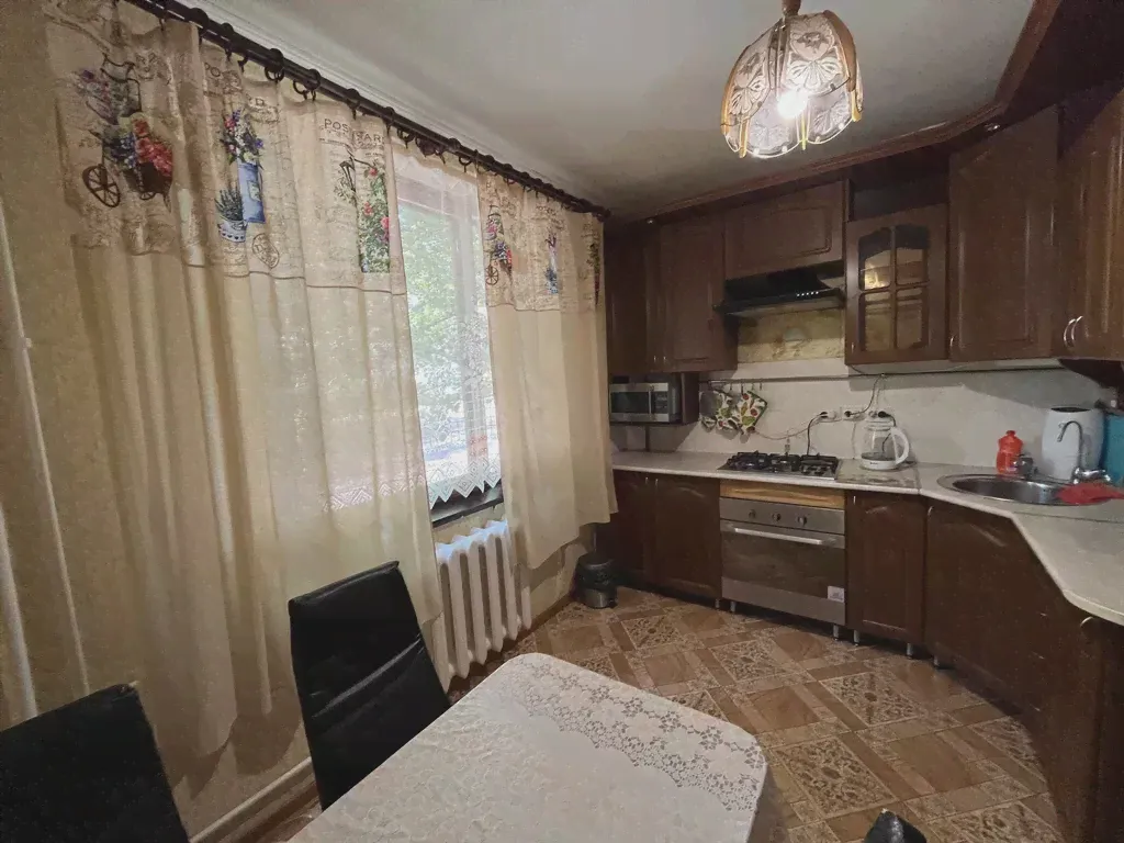Сдаю посуточно трехкомнатную квартиру 72.0 м² этаж 1/4 район Богучарский город Богучар мкр Военный городок район 9